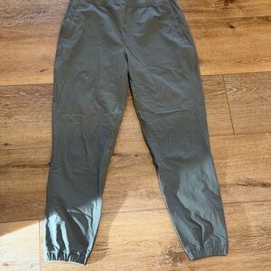 Lululemon Women’s Grey/Green Jogger Pants